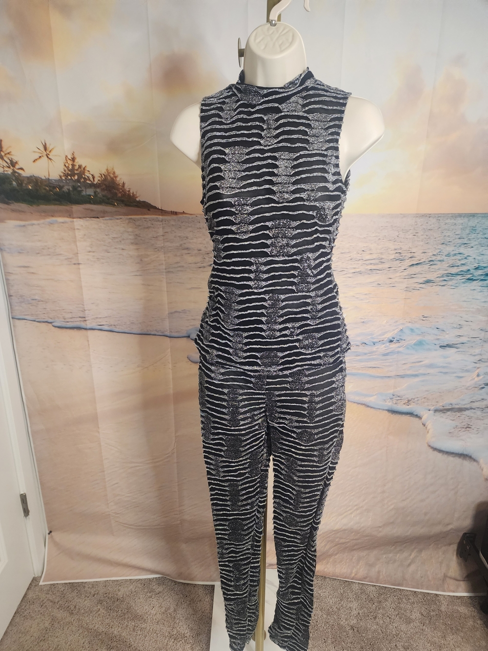 WinWin Brand New Two Piece Set Sleeveless Black & Silver Patterned
